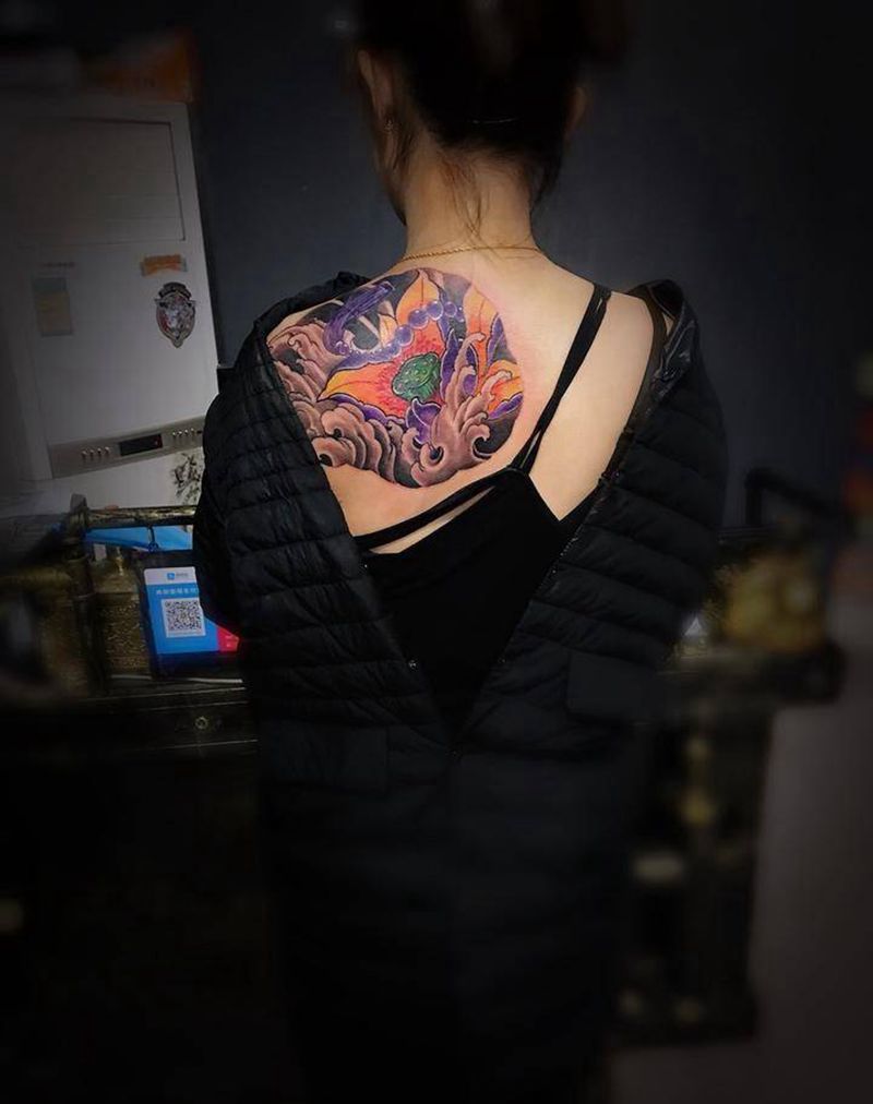 荷花纹身图片_肩部新传统纹身图案