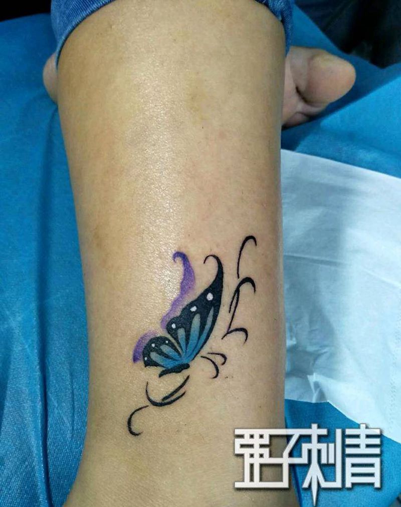 脚踝彩色蝴蝶纹身图片_腿部新传统纹身图案