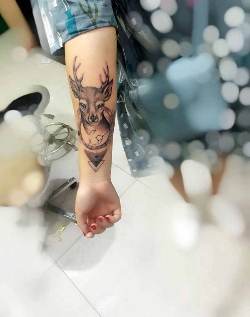 生财有鹿纹身图片_成品手臂写实清新习俗传统动物纹身图案