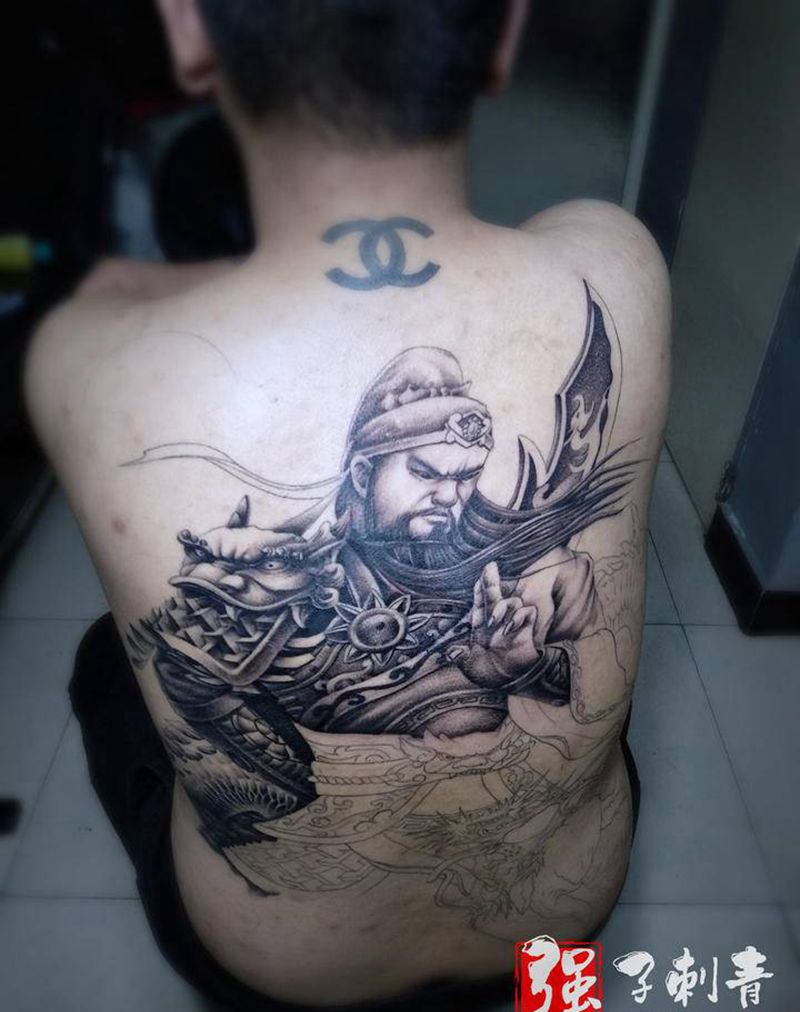 满背关公打雾进度纹身图片_背部新传统关羽关云长纹身图案