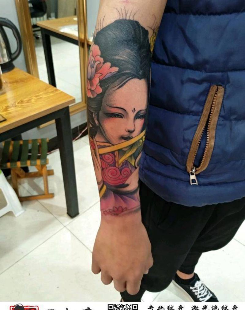 彩色艺伎包小臂纹身图片_手臂新传统纹身图案