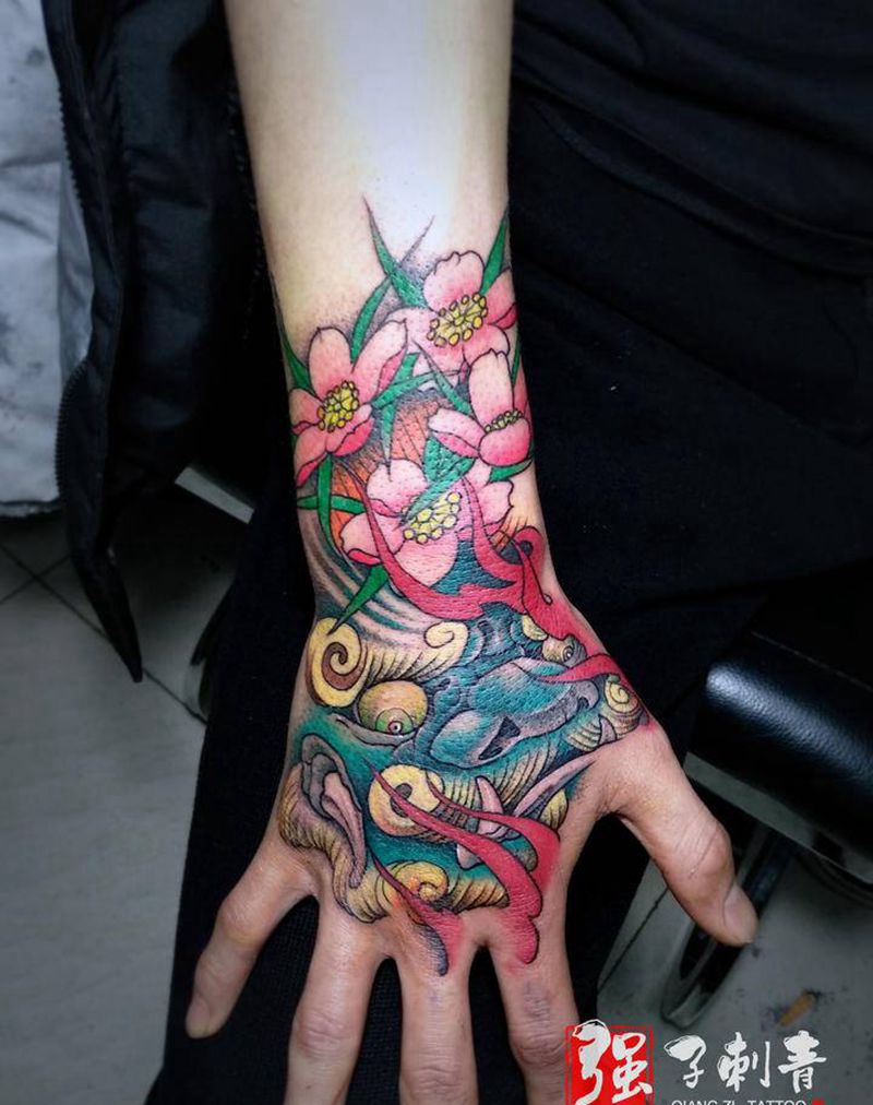 唐狮花手背纹身图片_手部新传统纹身图案