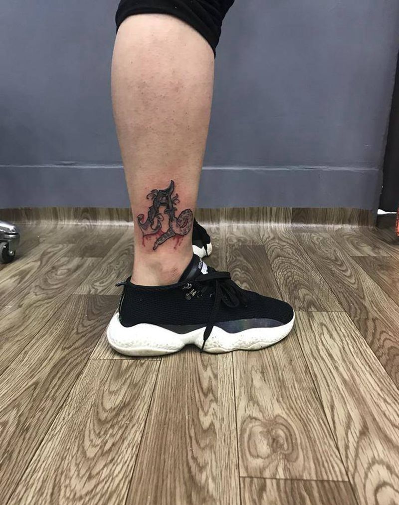 信仰纹身图片_脚部花体字纹身图案