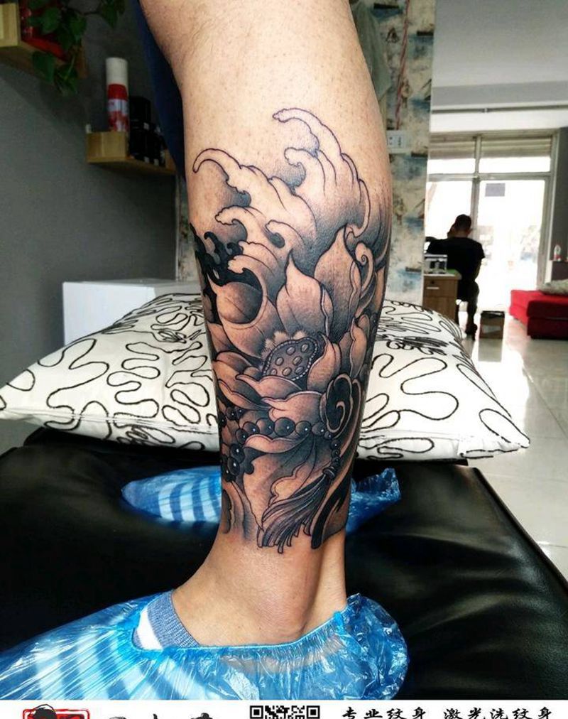 小腿外侧黑灰荷花纹身图片_腿部新传统纹身图案