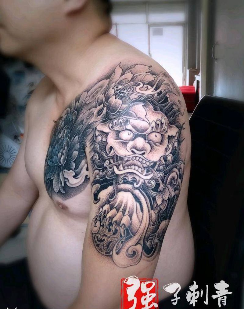 唐狮牡丹半胛纹身图片_手臂胸部新传统点刺半胛遮盖纹身图案