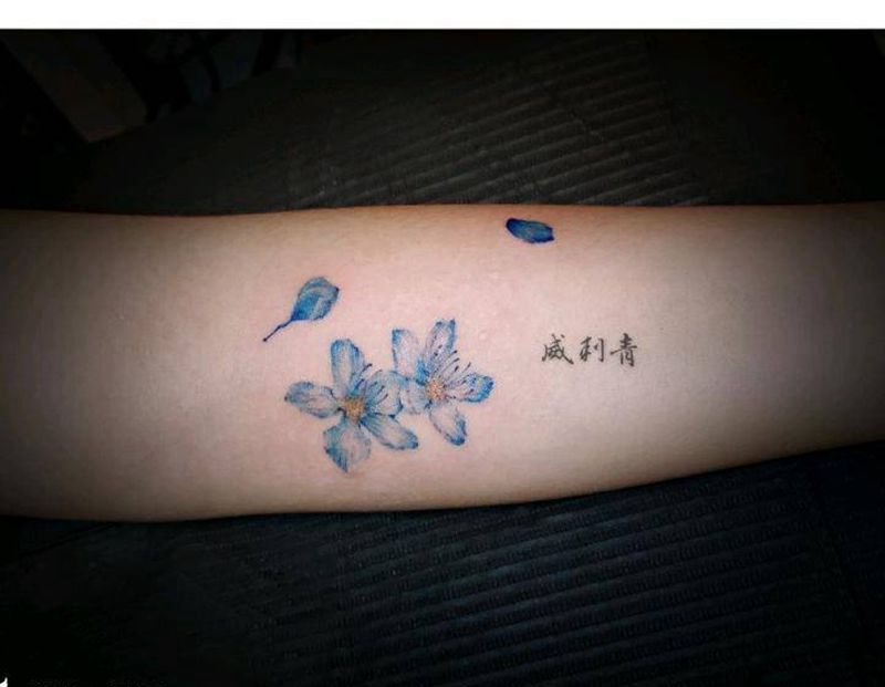 小花花纹身图片_手臂水彩小清新女生纹身图案