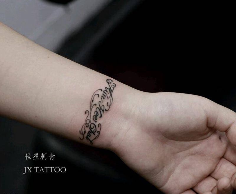 小花体纹身图片