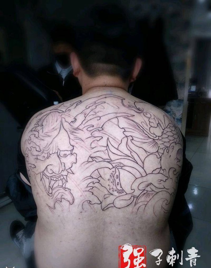 半背鲤鱼般若纹身图片_背部新传统线条纹身图案