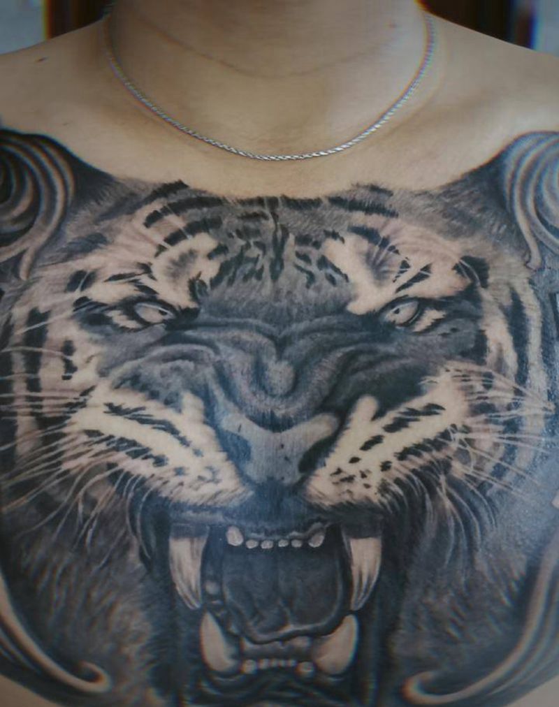 虎头大V纹身图片_胸部欧美写实纹身图案