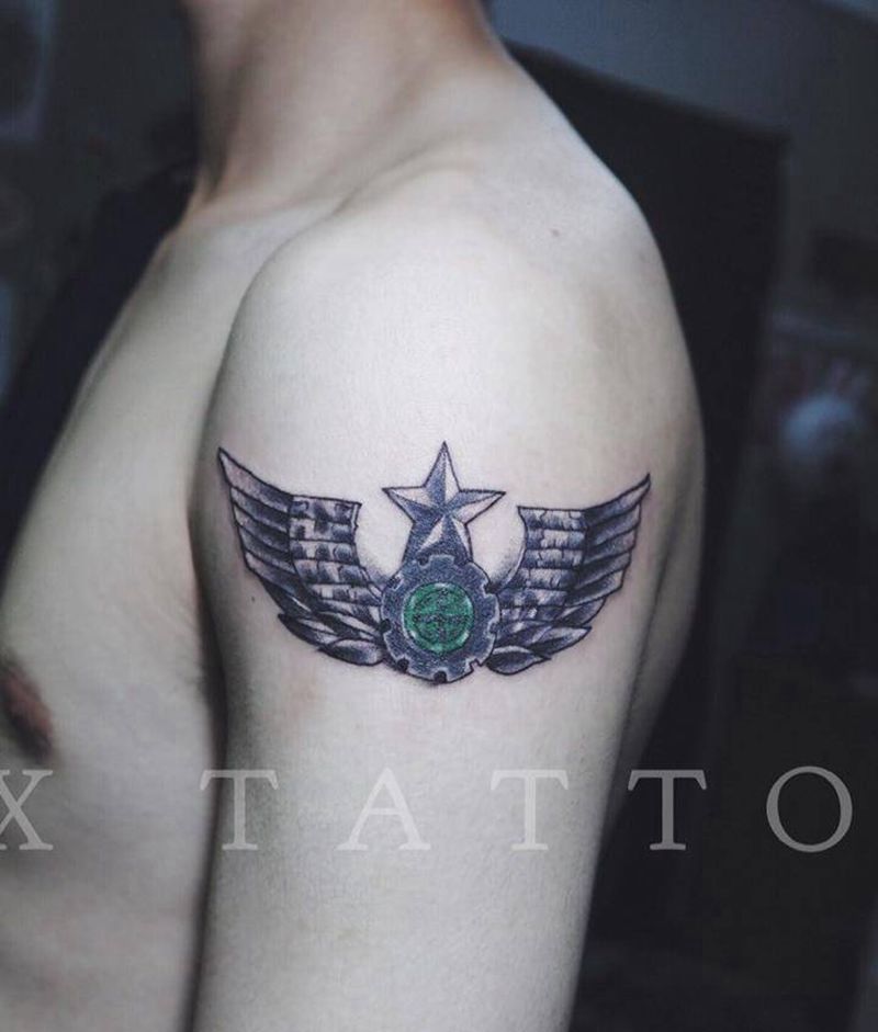 小伙儿要退伍了，把军装胸章纹上纹身图片