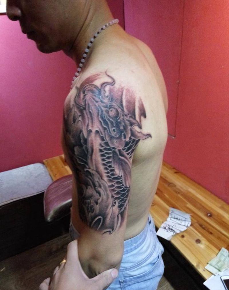 大臂鲤鱼！纹身图片_臀部手臂肩部成品传统动物纹身图案