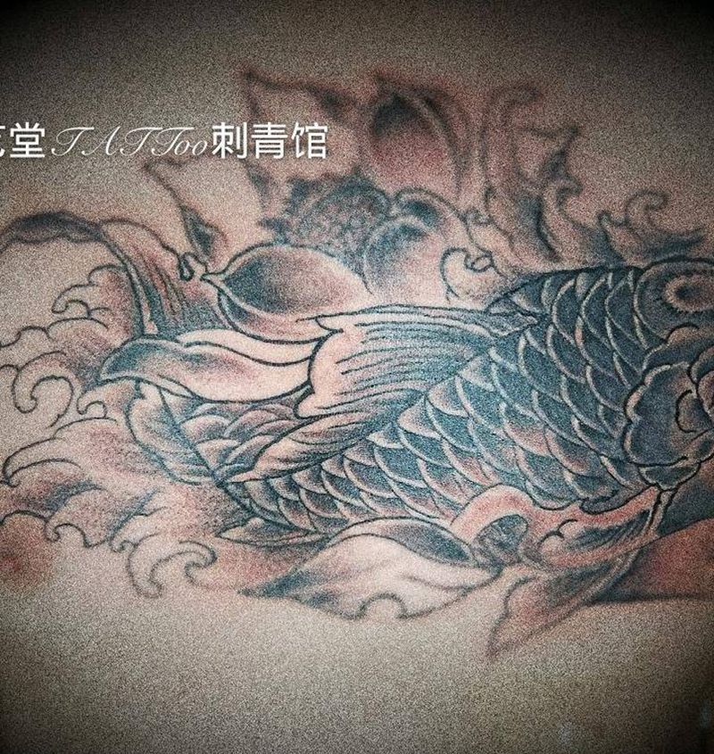 鲤鱼，遮盖纹身图片_胸部腹部传统动物成品纹身图案