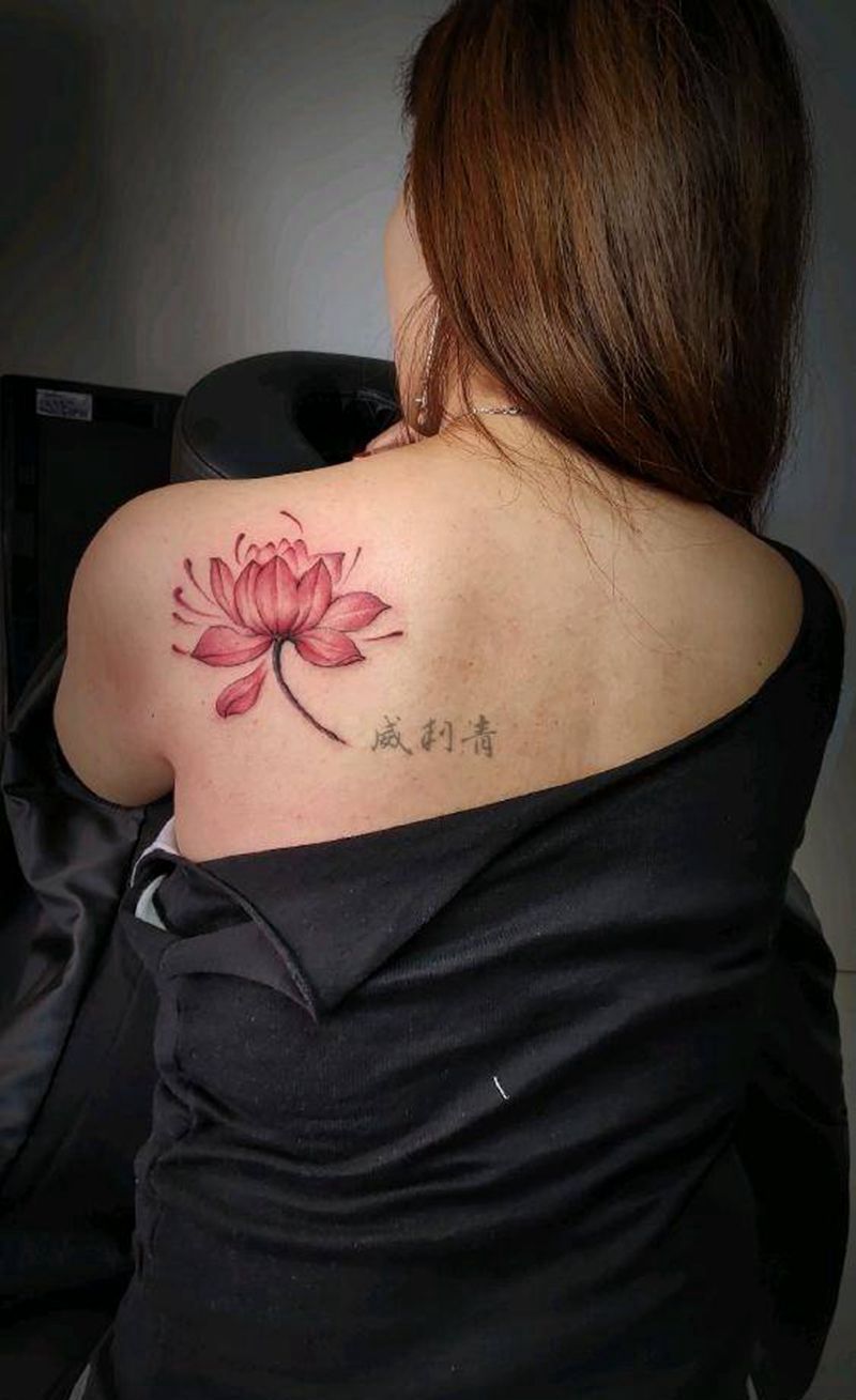 后肩胛荷花纹身图片_肩部背部水彩荷花莲花肩胛纹身图案