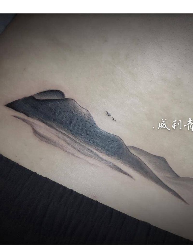 山水遮盖纹身图片_腰部水墨山水遮盖纹身图案