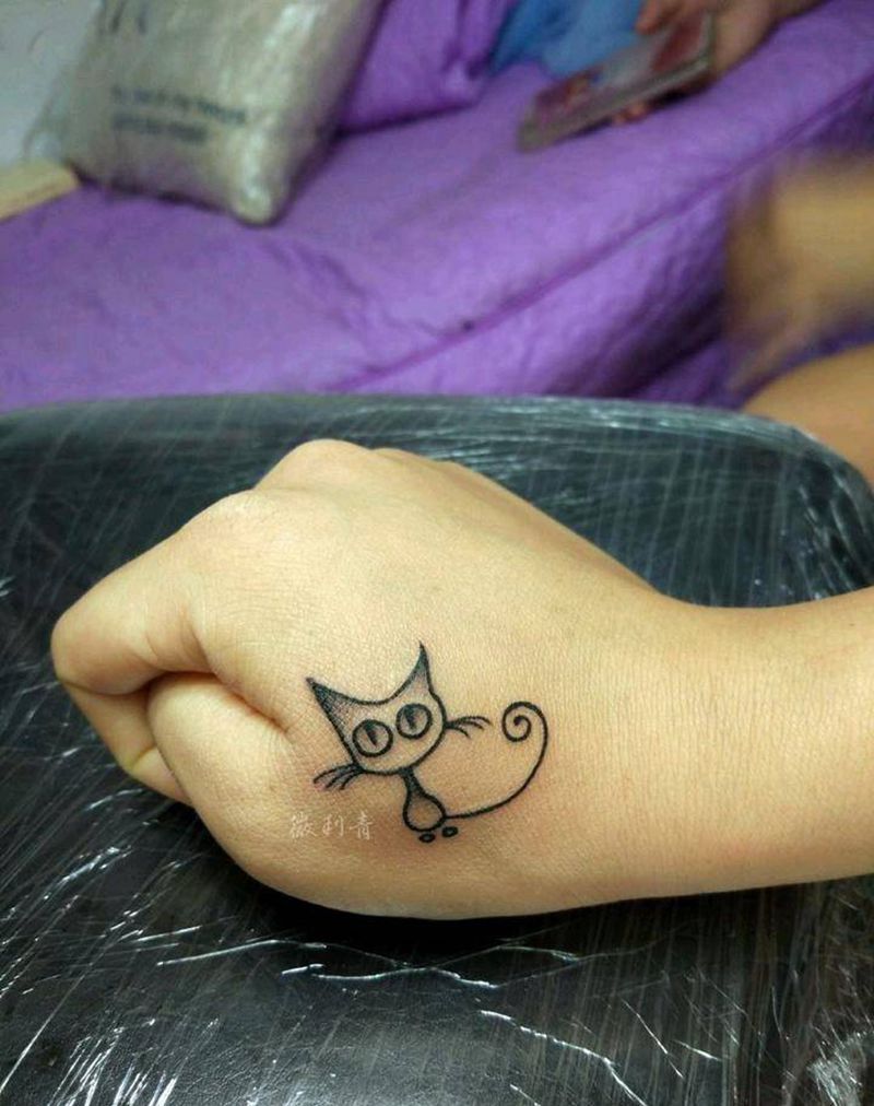 虎口小猫纹身图片_手部小清新猫虎口纹身图案