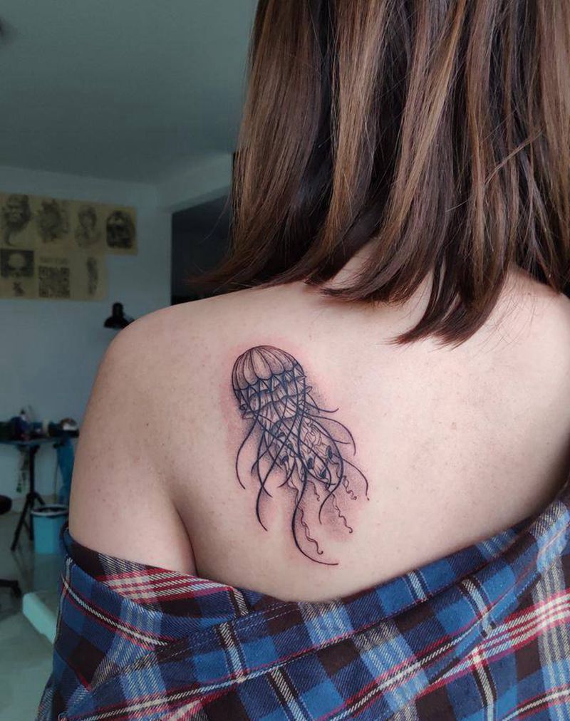 肩胛水母纹身图片_背部点刺欧美写实肩胛水母小清新纹身图案