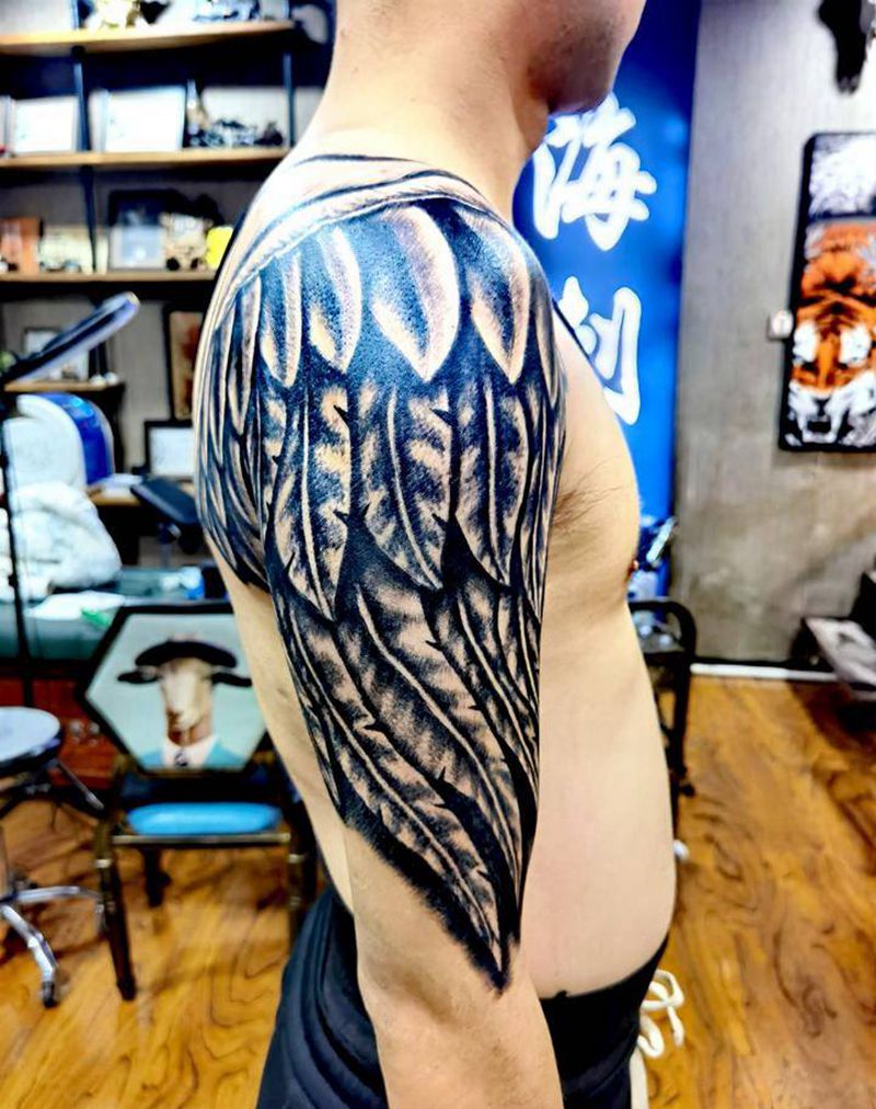 翅膀纹身图片_肩部欧美写实纹身图案