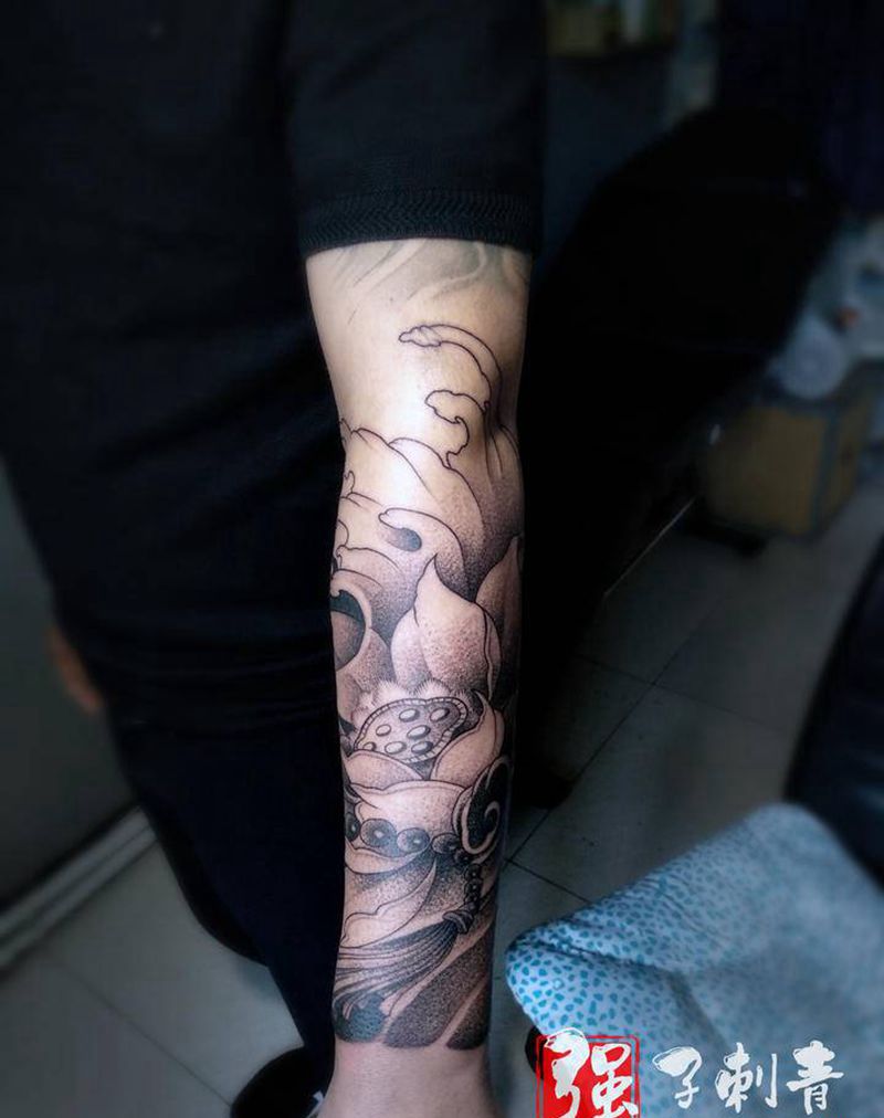 荷花包小臂纹身图片_手臂新传统点刺纹身图案