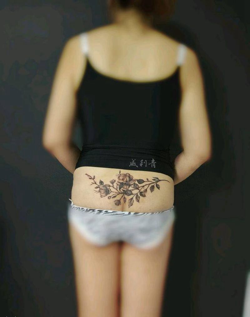 后腰纹身花卉纹身图片_腰部臀部欧美写实植物清新花卉纹身图案