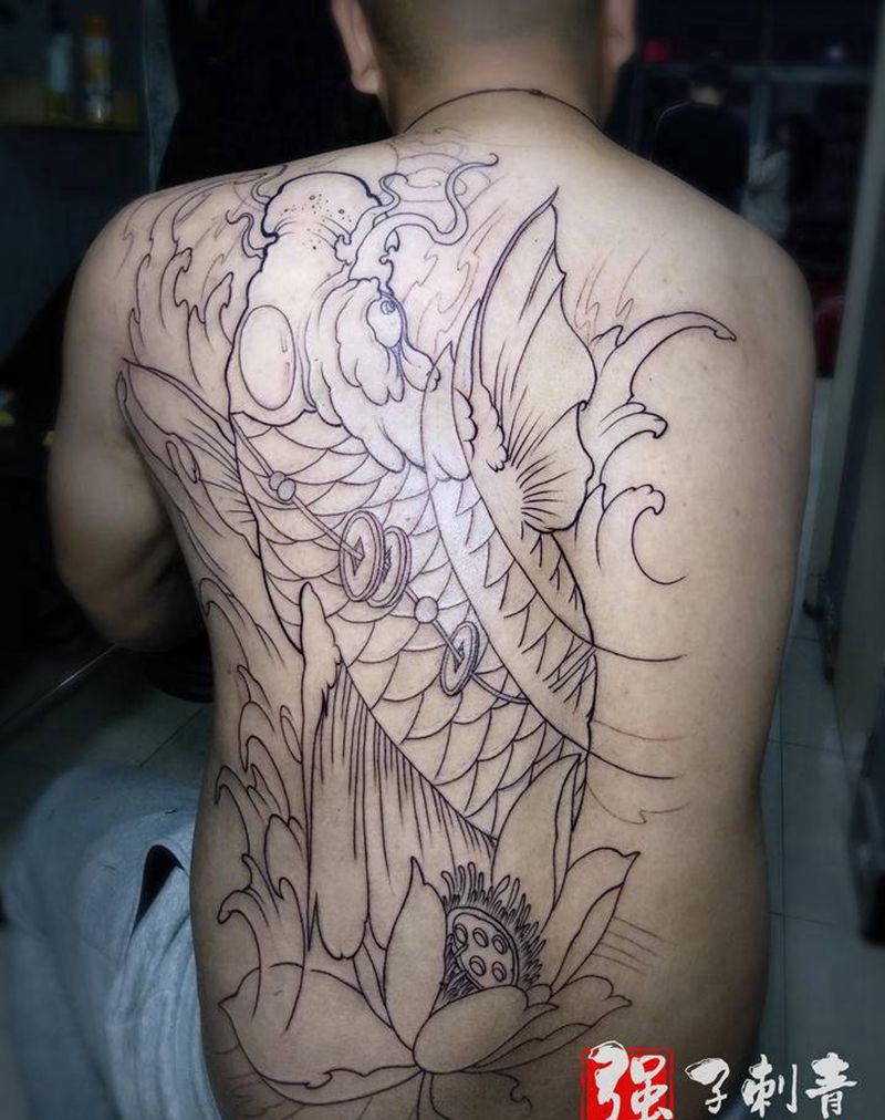 半背鲤鱼线条纹身图片_新传统割线纹身图案