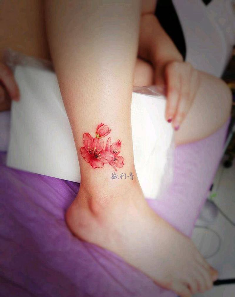 桃花纹身图片_腿部清新植物原创桃花成品纹身图案