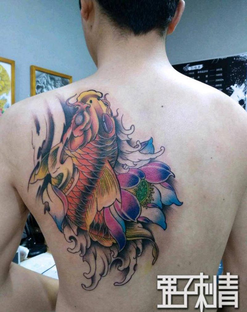 四分之一背《招财鲤鱼》纹身图片_背部新传统纹身图案