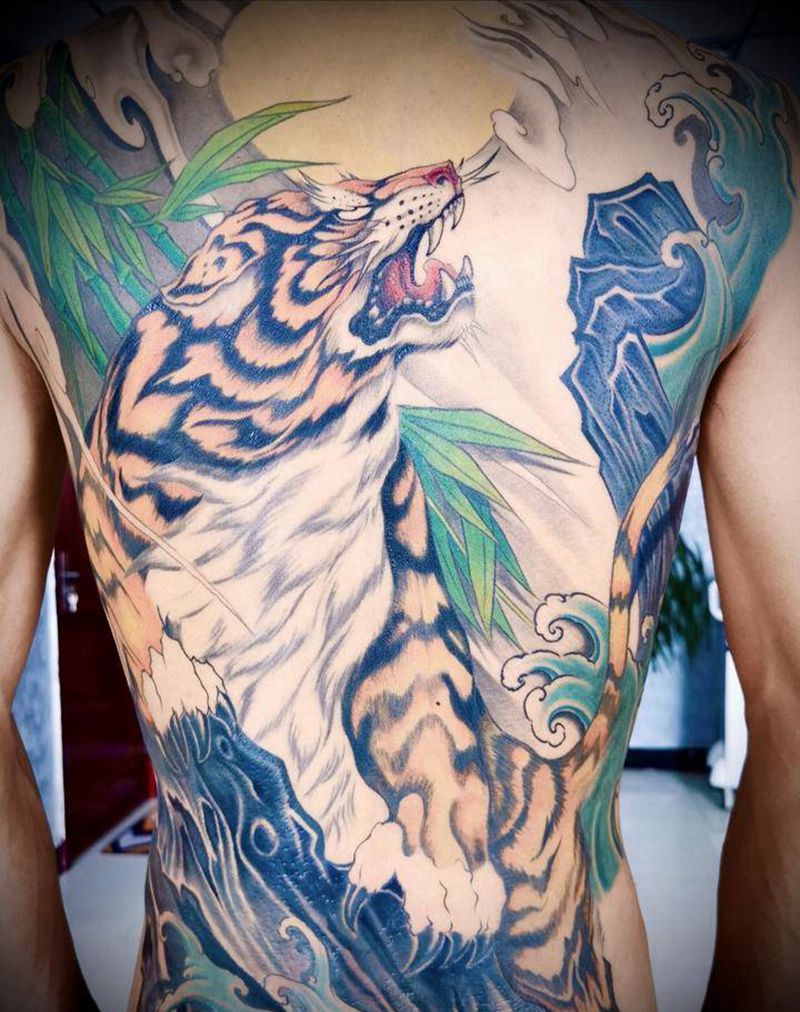 满背虎纹身图片_背部纹身图案