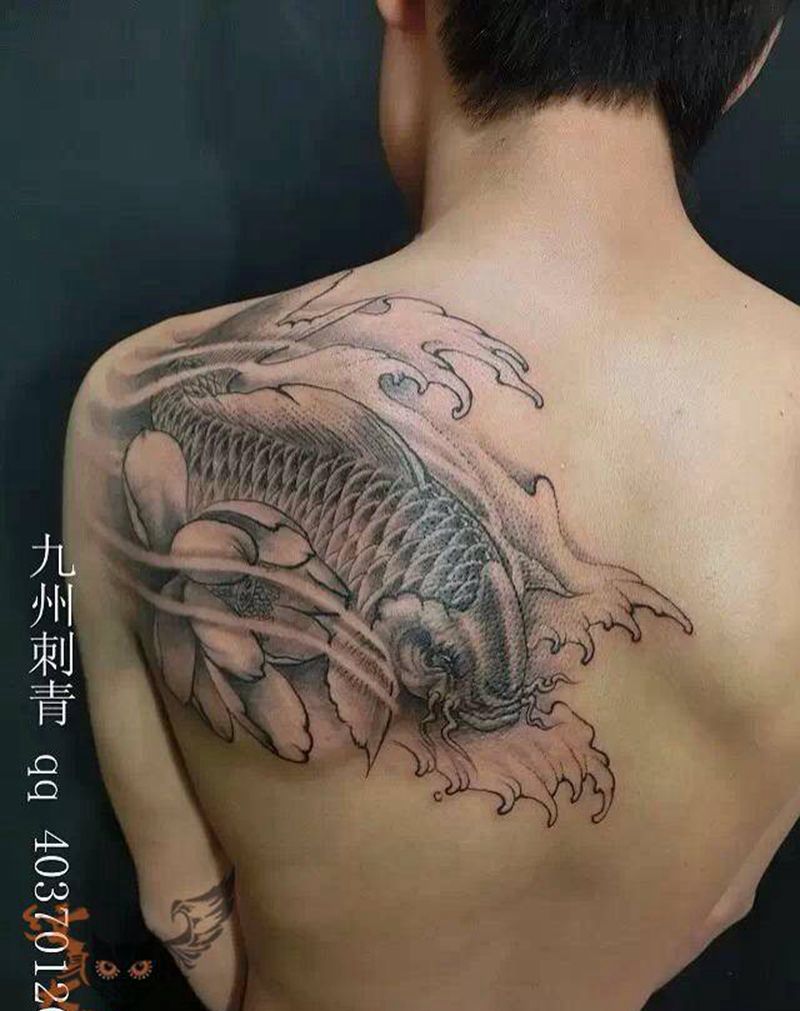 后肩鲤鱼纹身图片