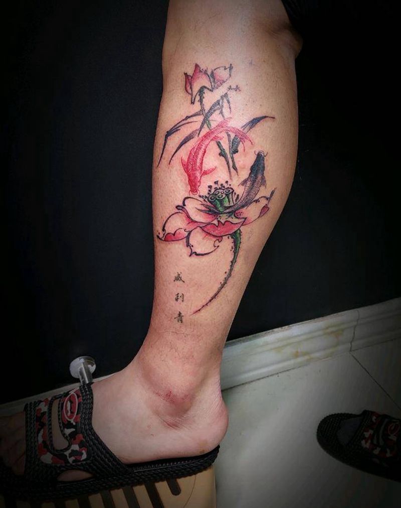 鱼莲戏纹身图片_腿部水墨荷花纹身图案