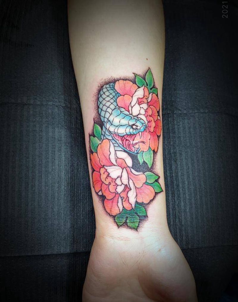 蛇盘牡丹纹身图片_手臂New School牡丹蛇遮盖纹身图案