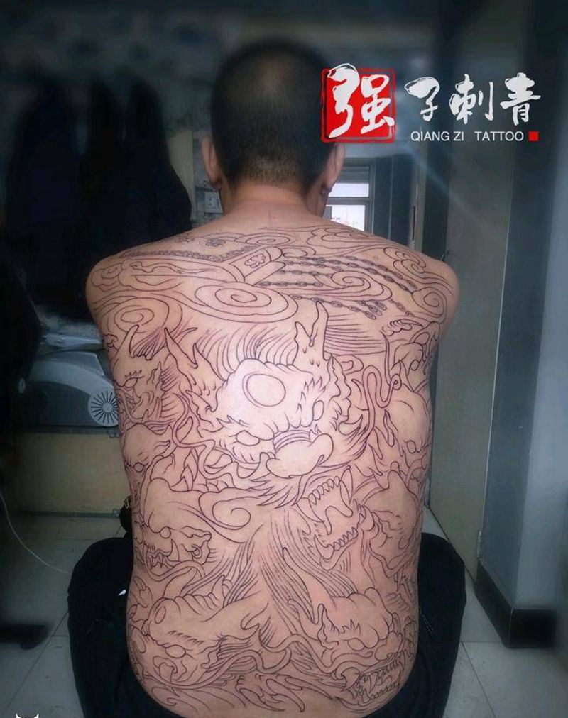 九龙拉棺纹身图片_背部新传统线条割线纹身图案