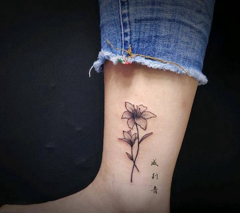 素雅纹身图片_腿部小清新脚踝百合纹身图案