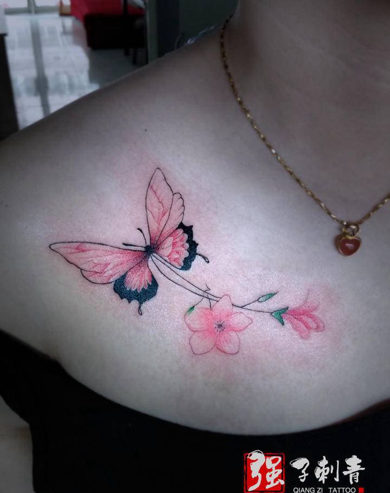 蝴蝶纹身图片_胸部小清新纹身图案