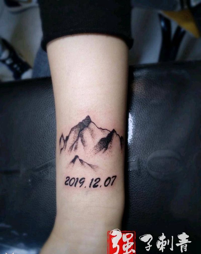 山纹身图片_手臂点刺小清新纹身图案