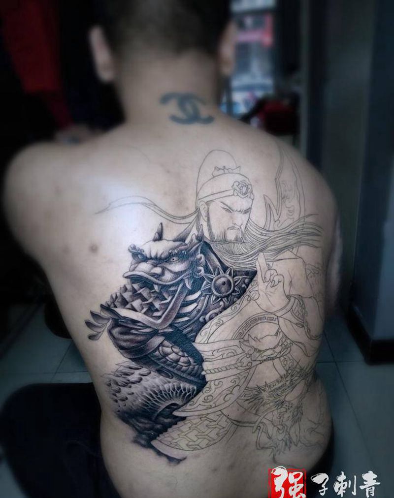 满背关公打雾，未完待续纹身图片_背部新传统关云长关羽纹身图案