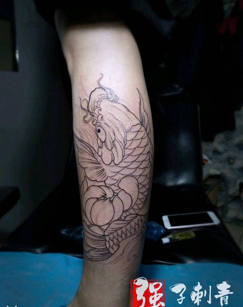 鲤鱼荷花包小腿纹身图片_腿部新传统割线纹身图案