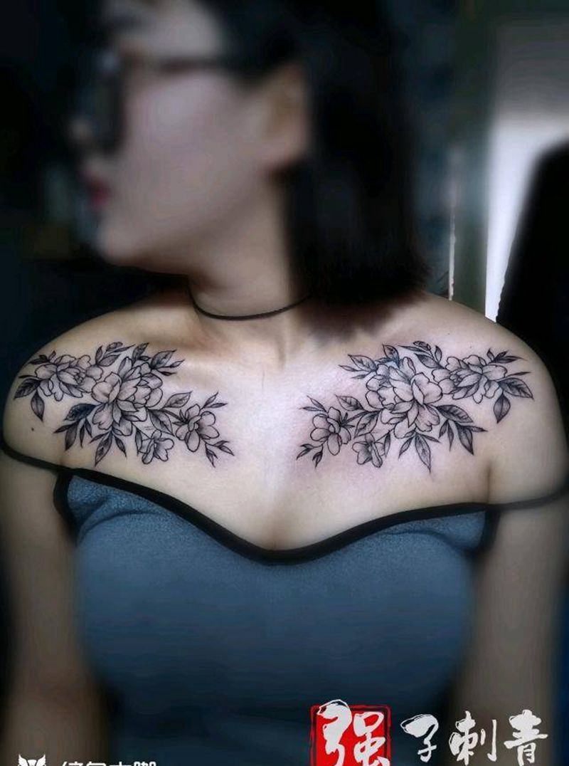 锁骨素花纹身图片_肩部点刺小清新纹身图案