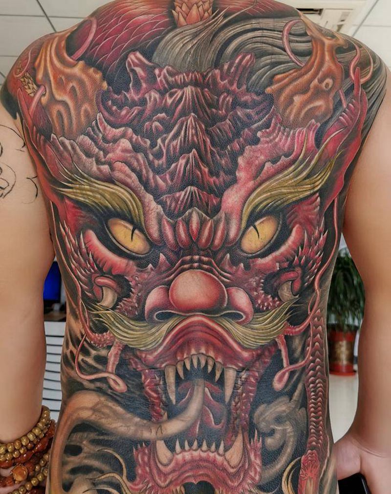 满背龙盖关公纹身图片_背部新传统暴力遮盖纹身图案