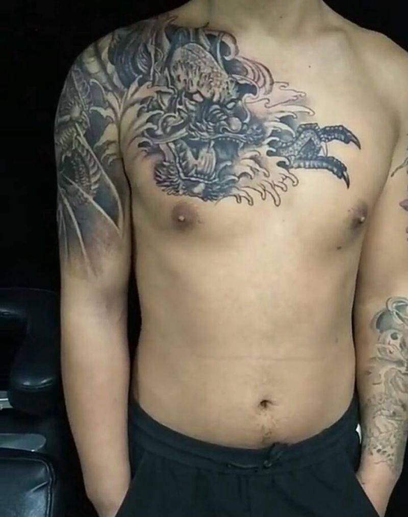 披肩龙半甲纹身图片