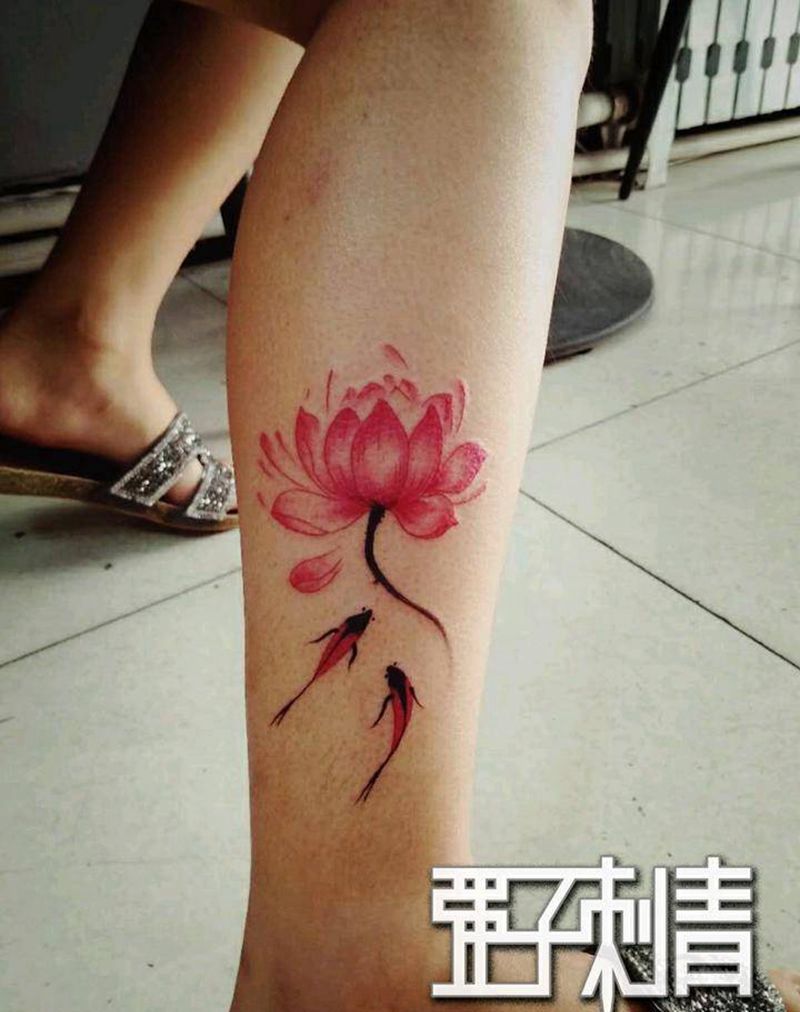 荷花小鱼纹身图片_腿部水彩纹身图案