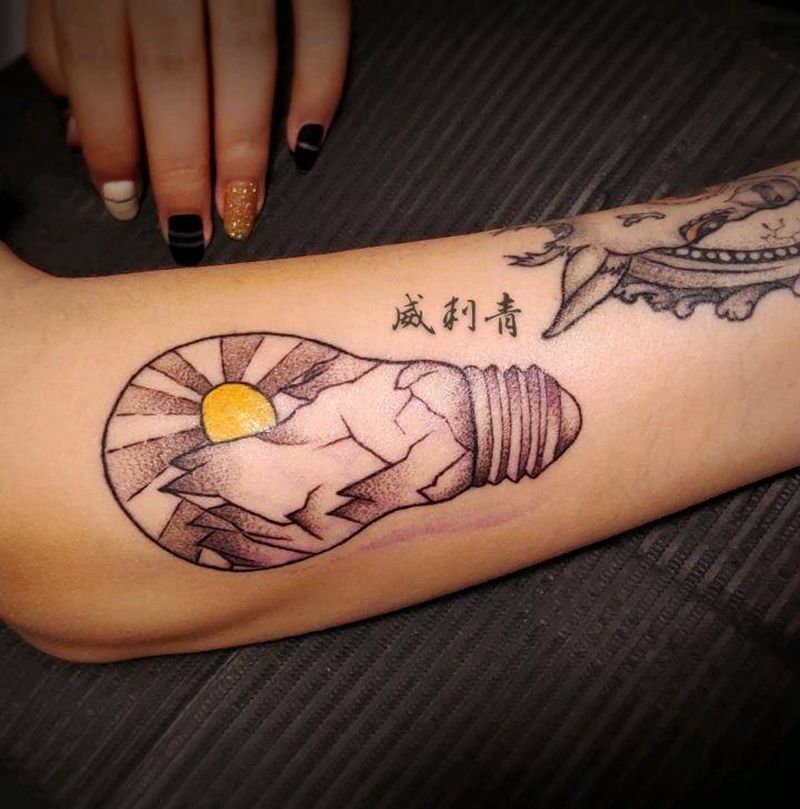 远离黑暗纹身图片_手臂点刺清新风景灯泡纹身图案