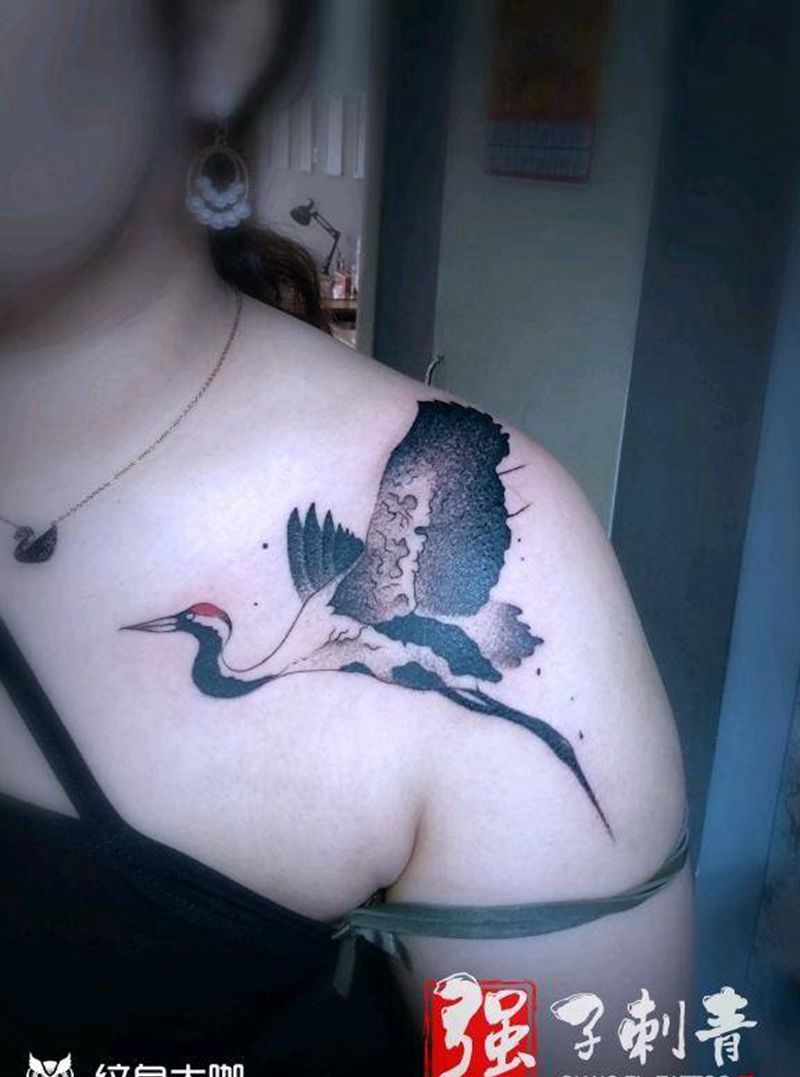 水墨仙鹤纹身图片_肩部水墨纹身图案