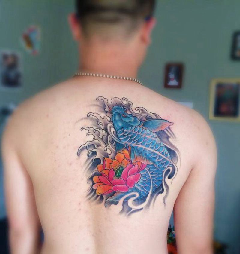 后肩鲤鱼纹身图片