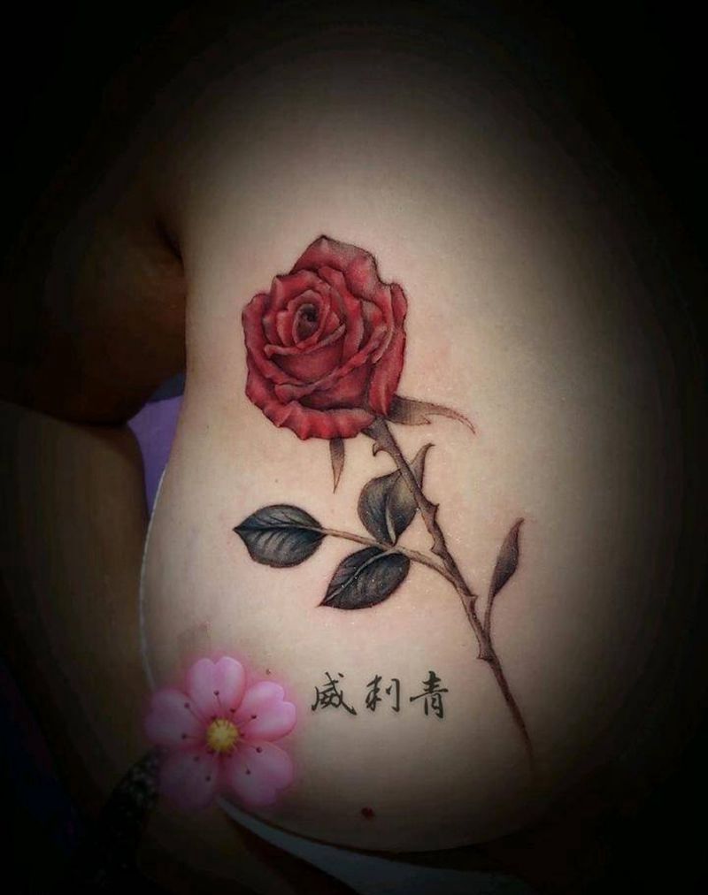 玫瑰纹身图片_胸部玫瑰彩色纹身图案