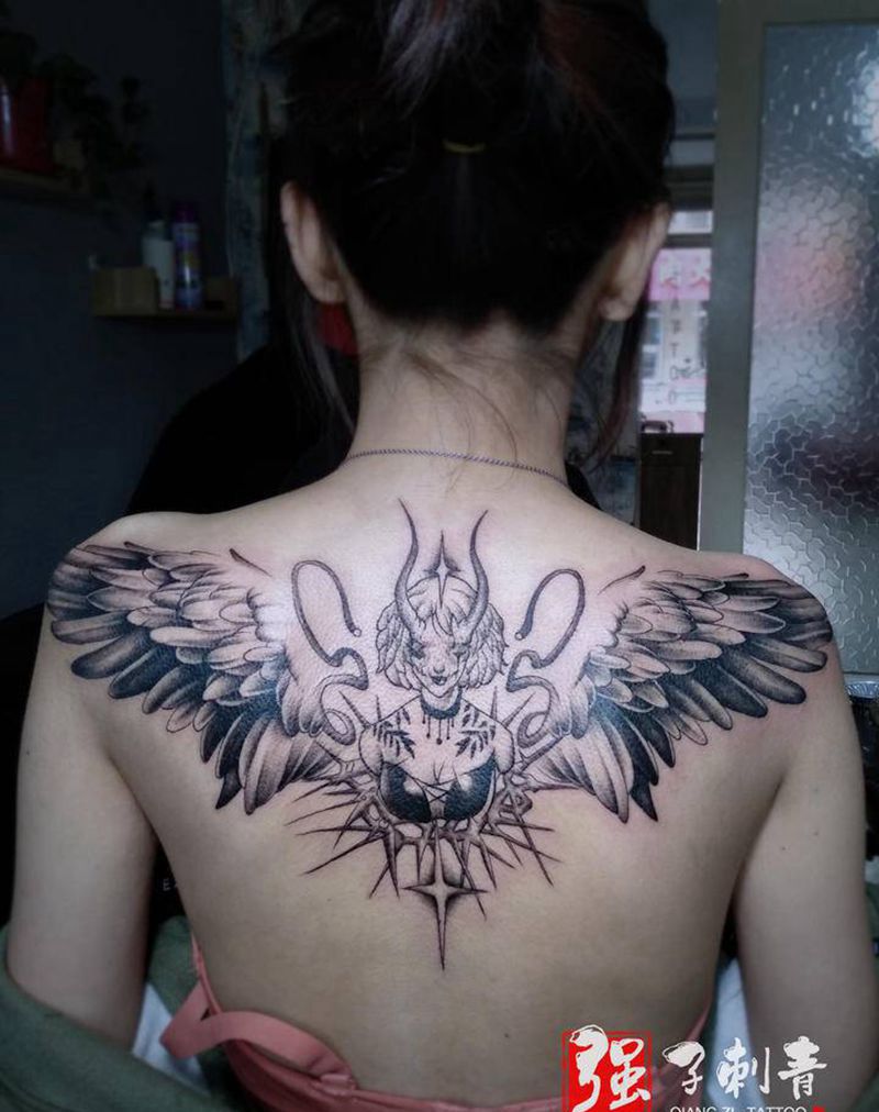 暗黑系翅膀纹身图片_背部暗黑系纹身图案