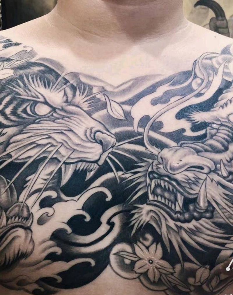 龙虎大V纹身图片_胸部新传统纹身图案