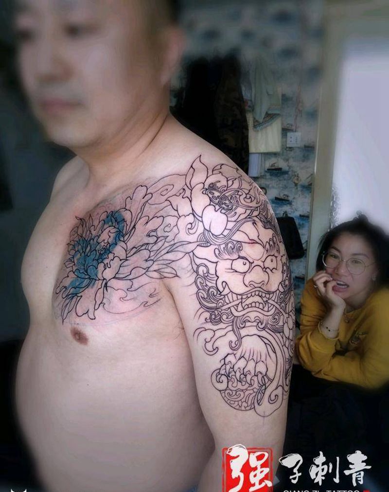 唐狮牡丹半胛线条纹身图片_胸部手臂新传统割线半胛纹身图案