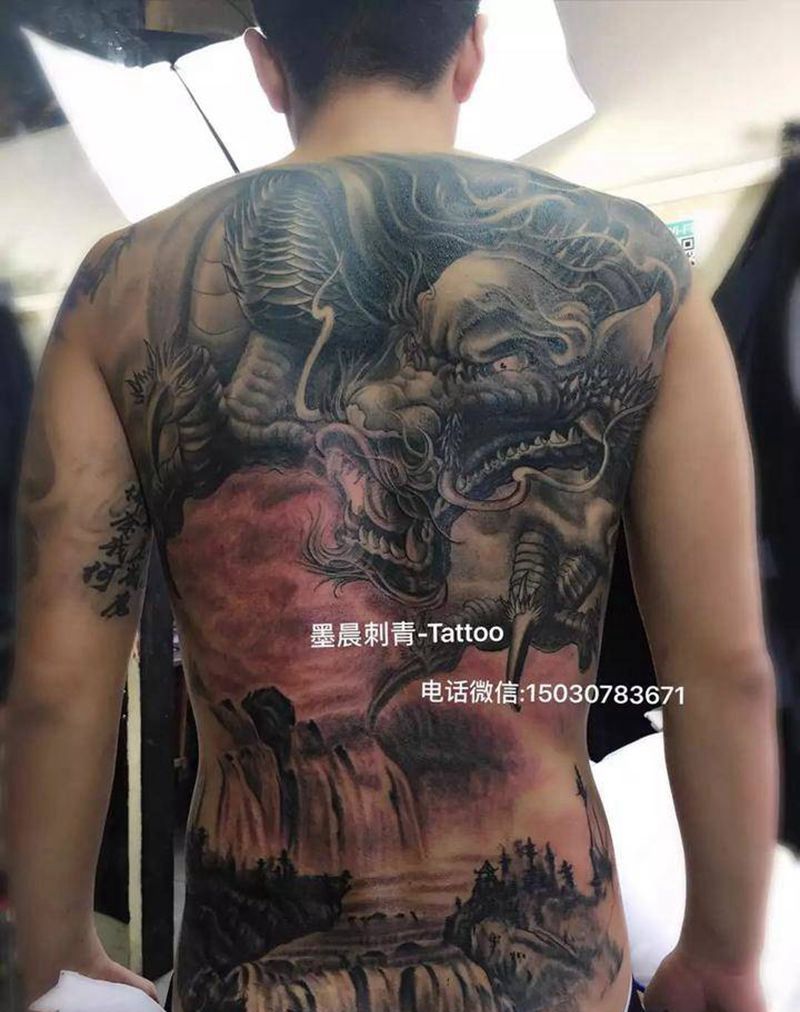 满背山水龙纹身图片