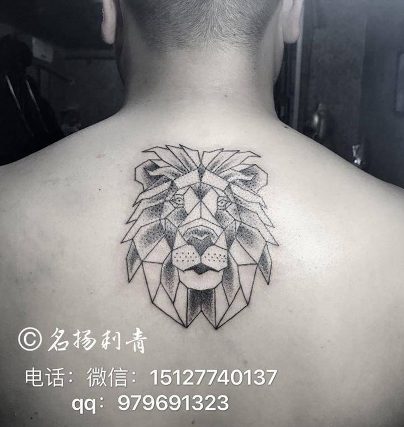 后背点刺狮子纹身图片