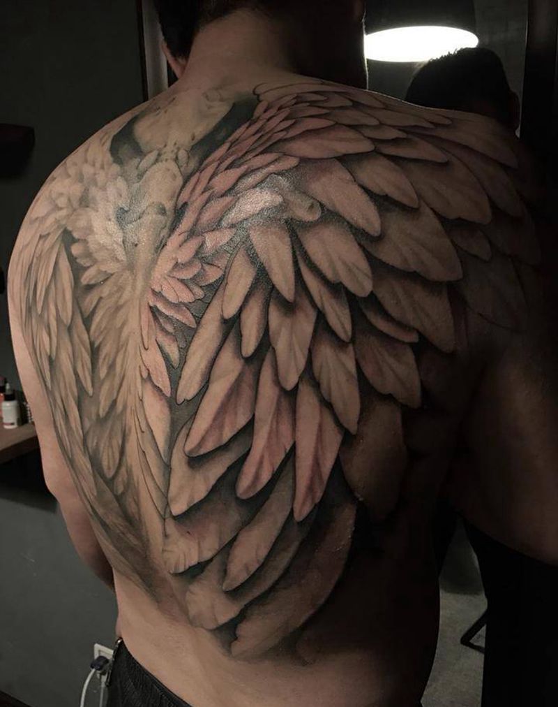 至臀大翅膀纹身图片